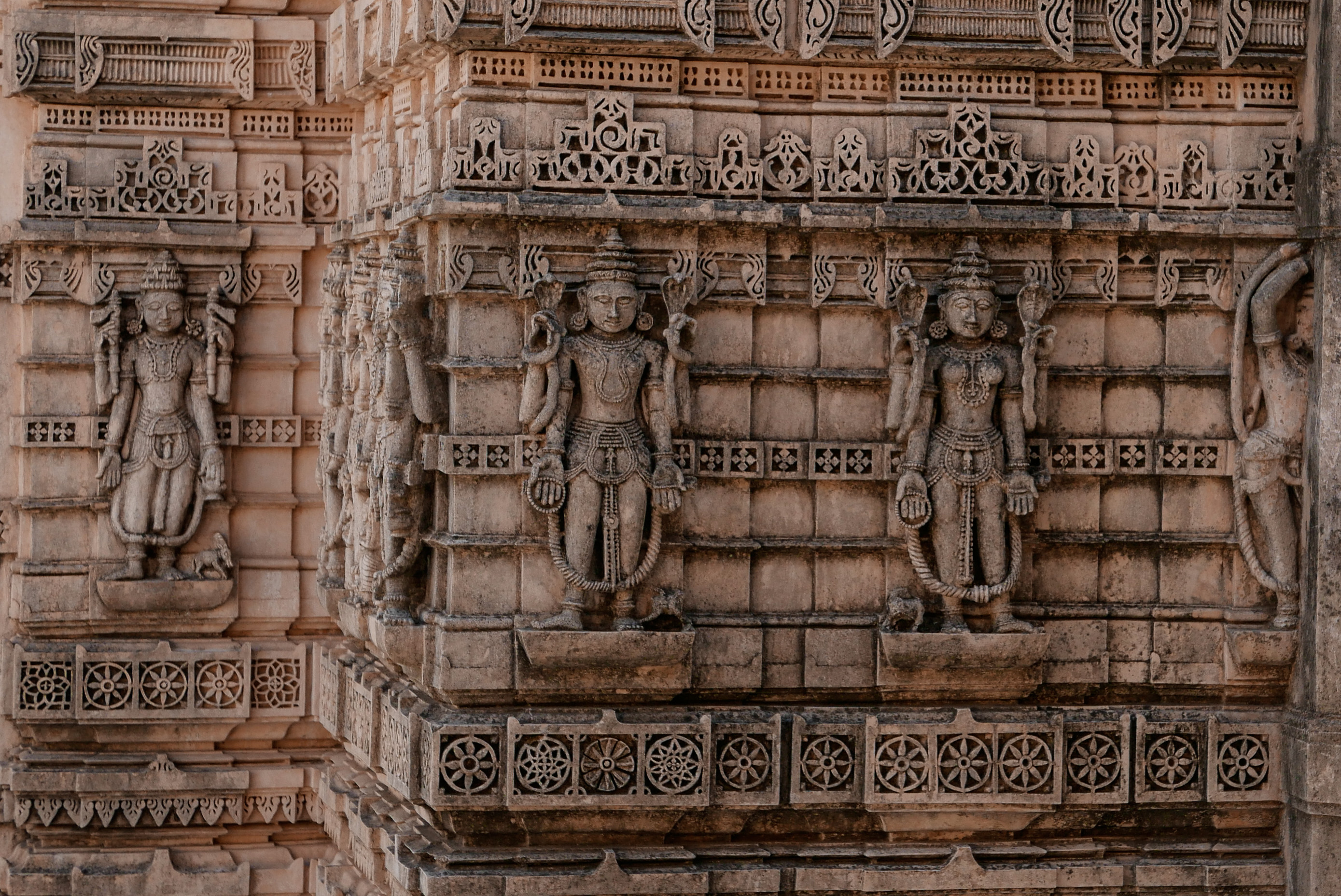 eines der vielen Reliefs in Shratunjaya